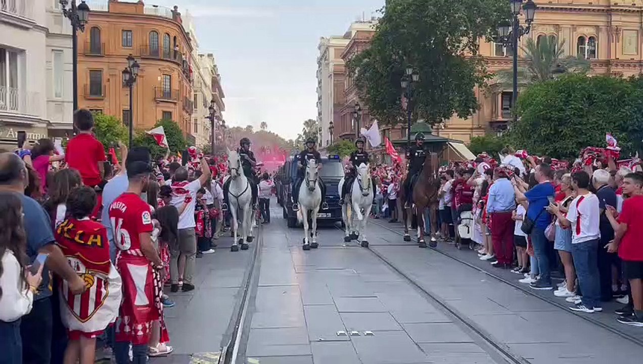 El Sevilla, por la avenida de la Constitución