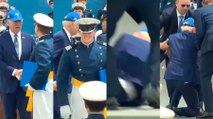 El tropezón de Biden en el acto de graduación de la Fuerza Aérea de EEUU