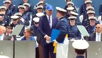 ABD Başkanı Biden, sahnede yere düştü
