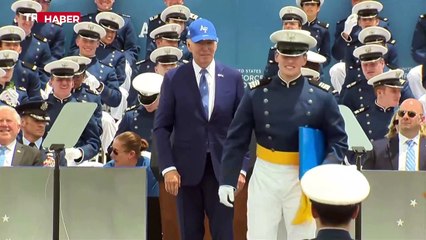 Biden sahnede yere düştü