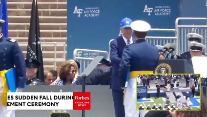 Biden se tropieza y cae al suelo durante una ceremonia en una academia militar