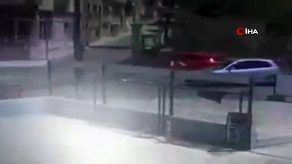 Otomobile çarpan bisikletli çocuk yaralandı...Kaza anı kamerada