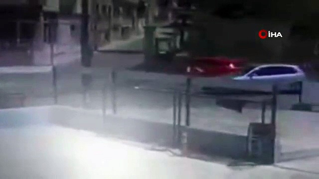 Otomobile çarpan bisikletli çocuk yaralandı...Kaza anı kamerada