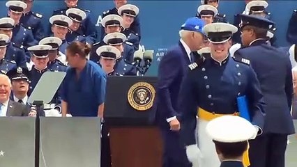Joe Biden, cae en el escenario durante un acto público
