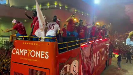 Fiesta en la llegada del Sevilla al Sánchez-Pizjuán