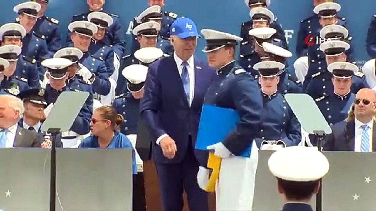 ABD Başkanı Joe Biden, mezuniyet töreninde düştü
