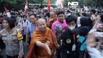 شاهد: من تايلاند إلى إندونيسيا.. احتفالات تزامنًا مع مسيرة قام بها عدد من الرهبان البوذيين