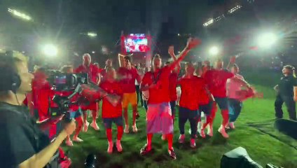 Los jugadores del Sevilla celebran el título en el estadio