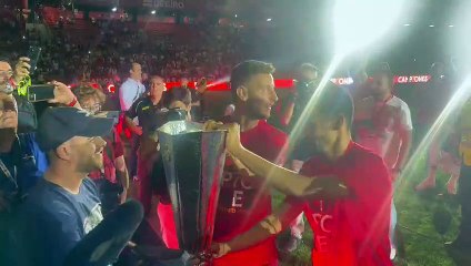 Navas y Rakitic presentan el trofeo a los aficionados del Sevilla