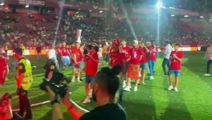 Los jugadores del Sevilla se acercan a los aficionados para empezar la vuelta de honor