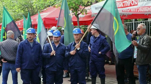 Aumenta la presión sobre el gobierno de Kosovo, donde siguen protestas de serbios