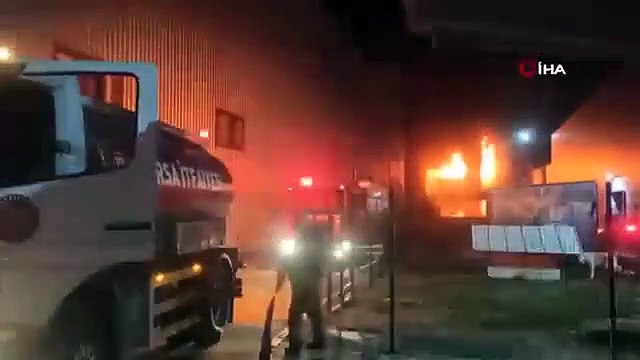 Grand incendie dans l'usine qui produit des parcs d'attractions et des aires de jeux pour enfants à Bursa