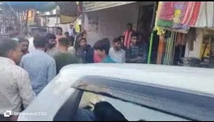 टक्कर से गर्म तेल की कढ़ाई उछलकर लोगों पर जा गिरी