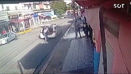 Homem desarma policial e atira no rosto e na perna de dois PMs; veja vídeo
