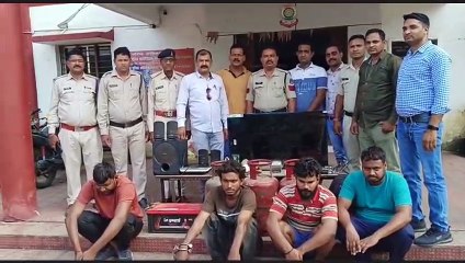 The thief used to roam around in disguise, seeing the deserted house