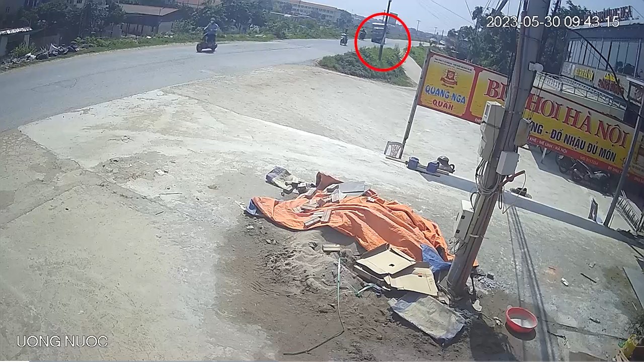 Tránh xe máy dừng ven đường, xe tải chở bia mất lái lật ngang giữa đường ở Hà Nội