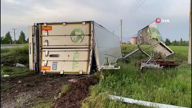 Reklam tabelasına çarparak devrilen sakatat yüklü tırın sürücüsü yaralandı
