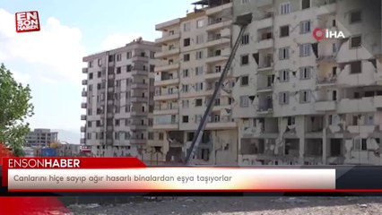 Download Video: Canlarını hiçe sayıp ağır hasarlı binalardan eşya taşıyorlar