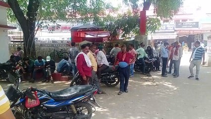 सफाई के दौरान रेलिंग टूटी, मालिक ने चाबी छीनी, निगम कर्मचारियोंने की हड़ताल, कोतवाली थाने का किया घेराव