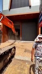 जबलपुर में रेस्टोरेंट के अवैध हिस्से को तोड़ा- देखें वीडियो