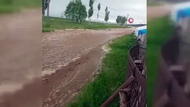 Sağanak sele dönüştü, tarım arazileri zarar gördü