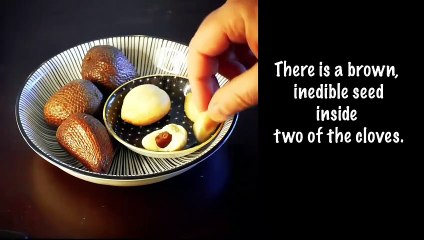 Describe Snakefruit. How the salak fruit tastes. Is constipation a result?
