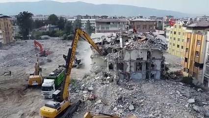 Depremin vurduğu Hatay'da ağır hasarlı binalar yıkılıyor
