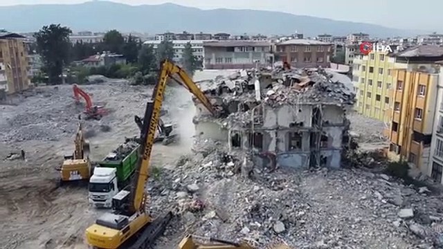Depremin vurduğu Hatay'da ağır hasarlı binalar yıkılıyor