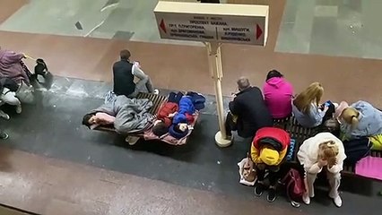Kyiv sob ataque. Cidadãos (incluindo crianças) encontram refúgio no metro