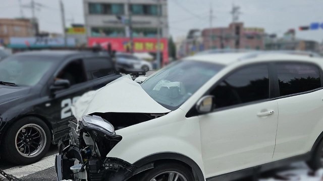 교통섬에 있던 보행자, 우회전 차량에 치여 숨져 / YTN