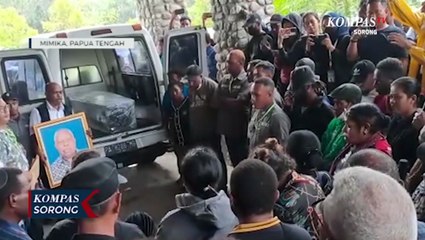 Kedatangan Jenazah Tokoh Papua Tom Beanal Diwarnai Isak Tangis