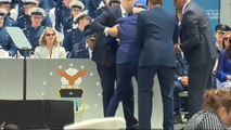 Biden sufre una aparatosa caída durante un acto militar en Colorado