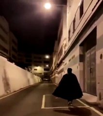 \'Batman\' apaga linhas de estacionamento na Gran Canaria. As imagens