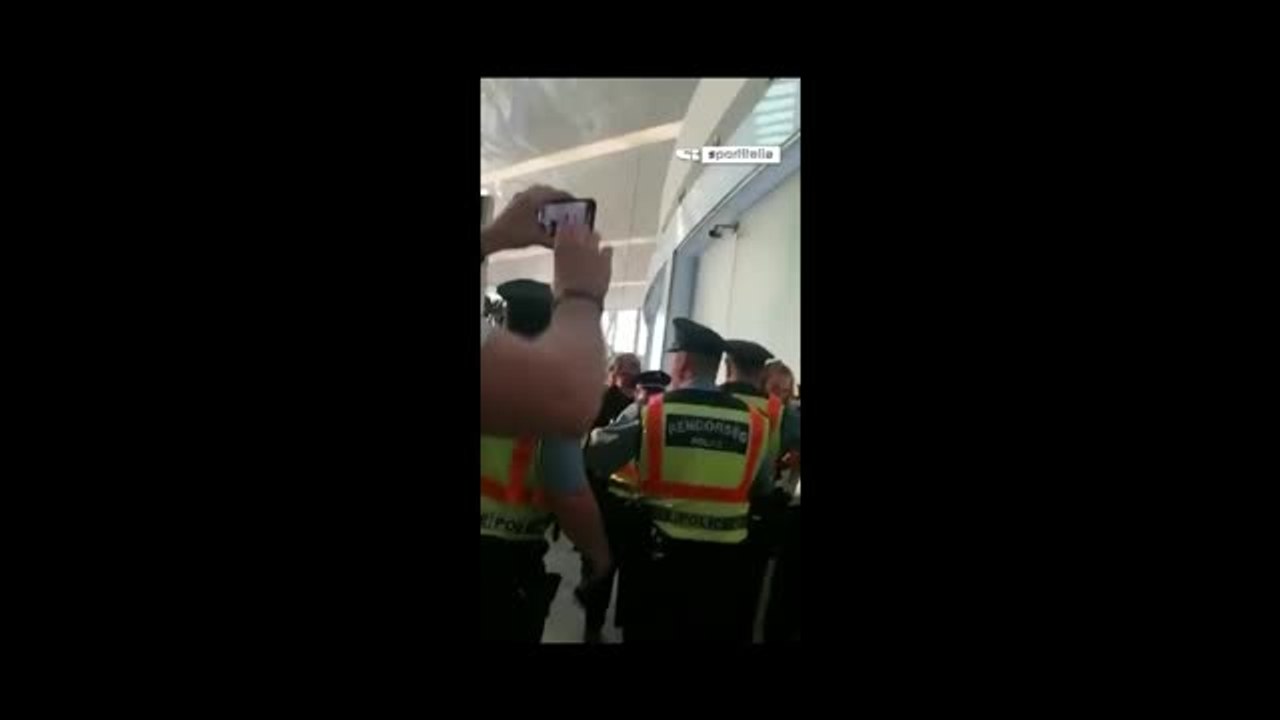 Ligue Europa - L'arbitre Anthony Taylor pris à partie à l'aéroport