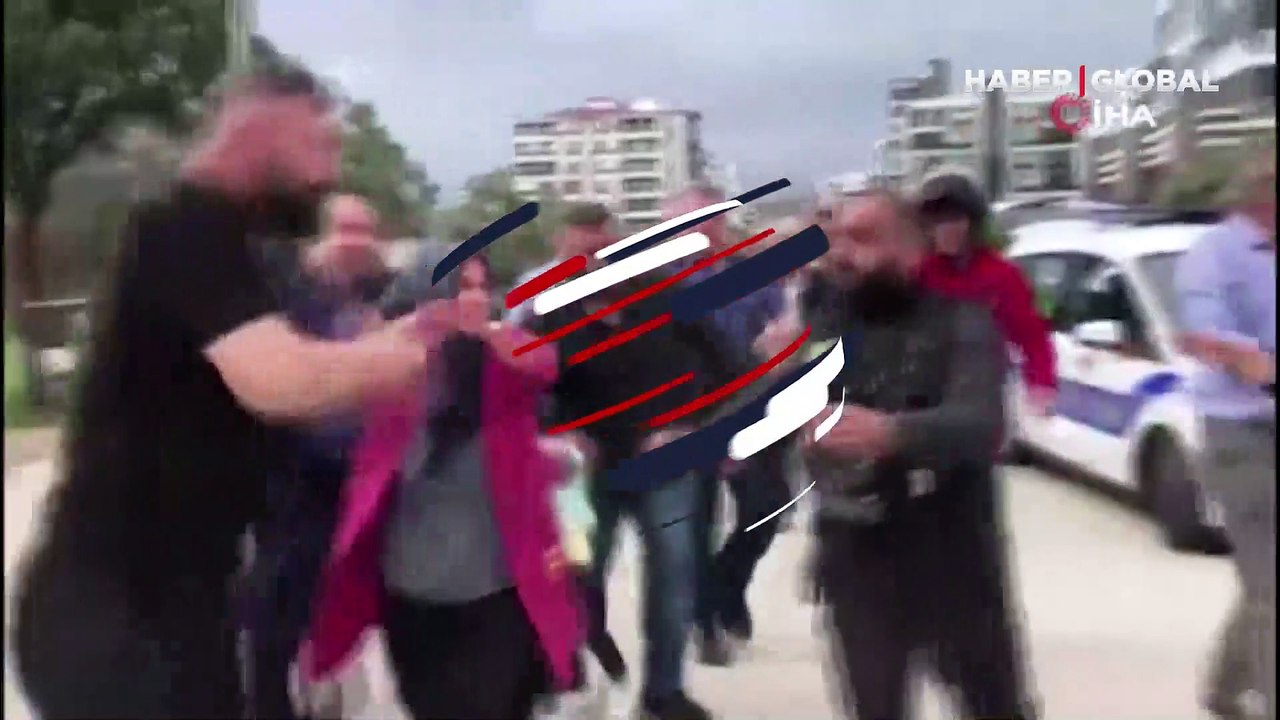 İki araç çarpıştı, kazayı yara almadan atlatan sürücü ve yakınları tekme tokat kavgaya tutuştu