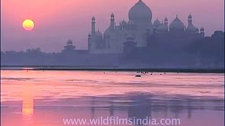 Sunrise view of the Taj Mahal overlooking the Yamuna River