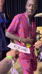 Drawing celebrities on the subway and getting their reactions_(720P_HD)