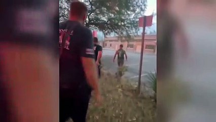 Herkes çığlık çığlığa izledi! MMA dövüşçüsü, timsahı karşısına çıktığına pişman etti