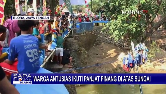 Dalam Rangka Sedekah Bumi Desa, Warga Blora Gelar Panjat Pinang di Atas Sungai