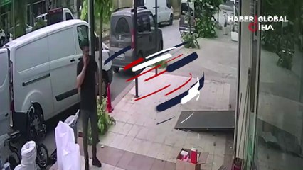 İzmir'de şaka gibi olay kameraya yansıdı! Yolda yürürken boynuna kablo düştü