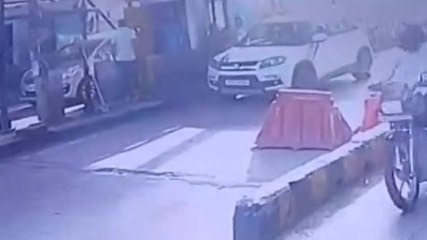 बाराबंकी: टोल कर्मियों और यात्रियों में हुई मारपीट की घटना तीसरी आंख में कैद, देखें पूरा विडियो
