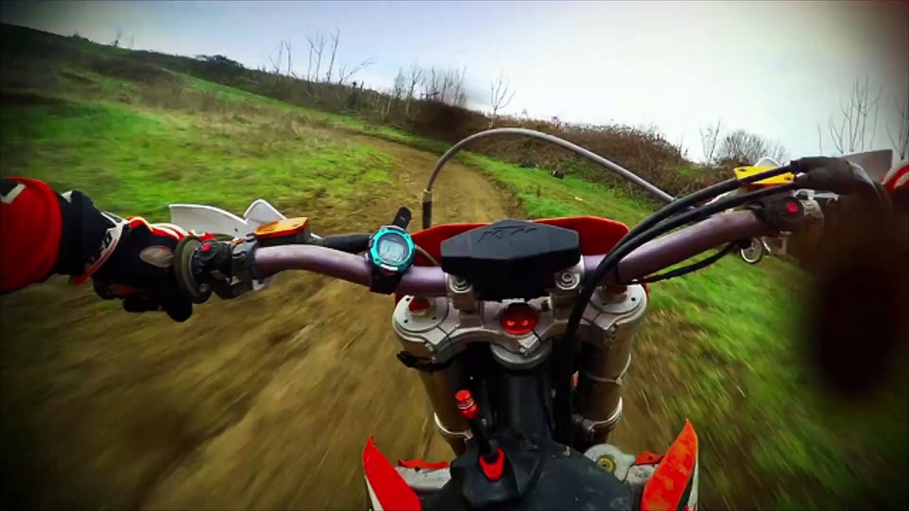 Mann bricht sich Hoden bei Motorradunfall