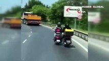 Küçükçekmece'de tehlikeli yolculuk kamerada: Benzini biten motosikleti ayağıyla itti