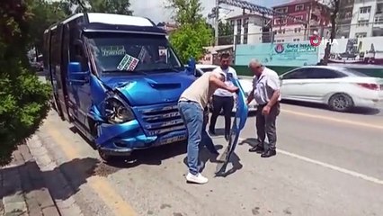 Ankara'da minibüs ile otomobilin karıştığı kazada biri çocuk 5 kişi yaralandı