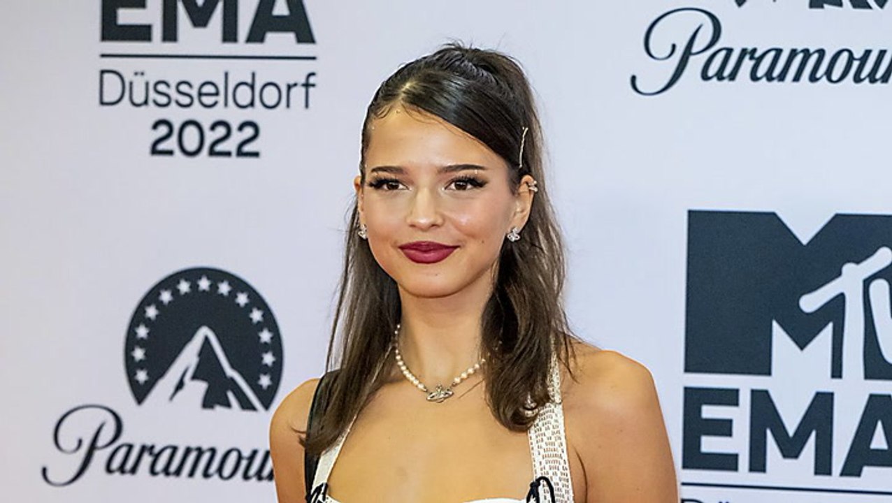 Was für eine Figur! Nina Chuba im XXS-Top