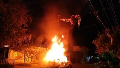 Vándalo prende fuego a camioneta en Lomas del Paraíso