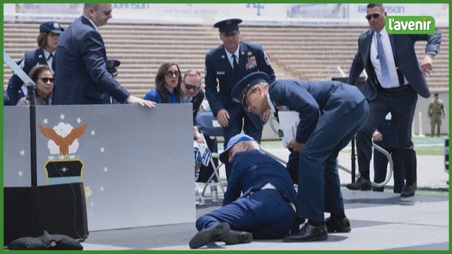 Biden chute sur scène lors d'une cérémonie militaire