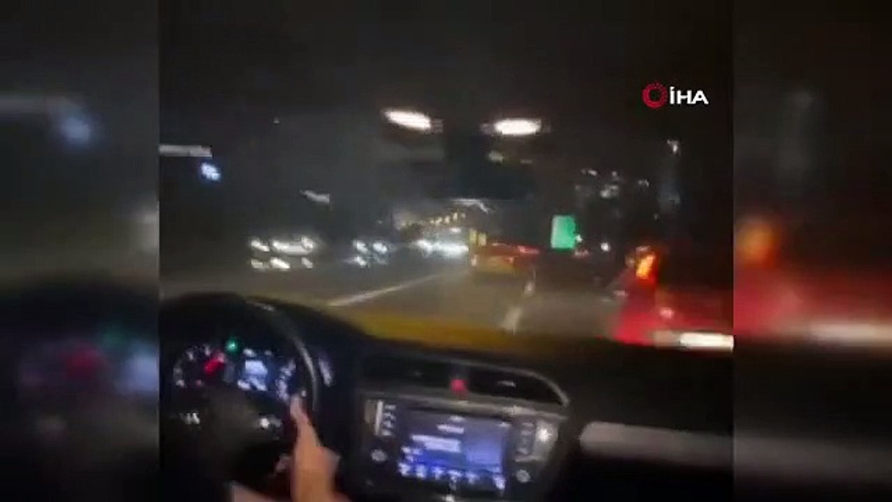 Le conducteur qui coupe à travers le trafic est sur la caméra