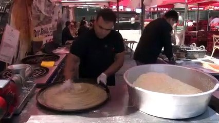 Un survivant thaïlandais du tremblement de terre remporte le concours de manger du kunefe à Ataşehir