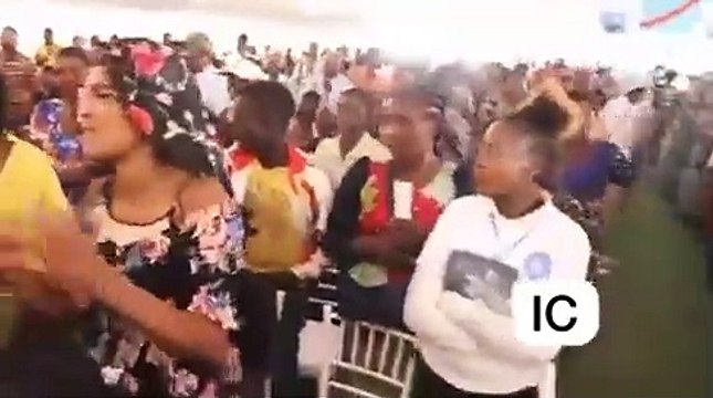 #RDC: C’est à coups de gaz lacrymogène et des pierres, que la police a tenté de réprimer ce jeudi, une réunion de la jeunesse du parti Ensemble pour la République de @moise_katumbi qui se tenait au siège national de ce parti de l’opposition à #Lubumbash